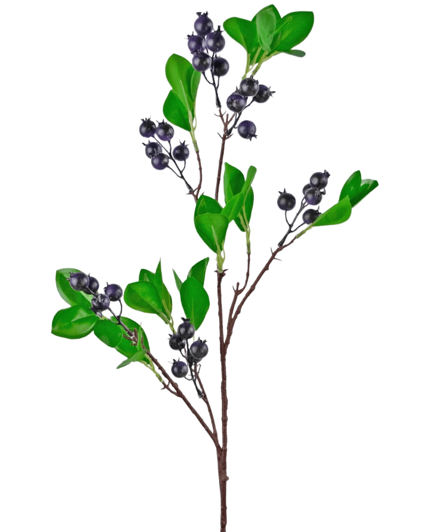 Artificiell grenbär 76 cm lila har en gren med klargröna blad och klasar av små, runda, mörklila bär mot en vanlig vit bakgrund.