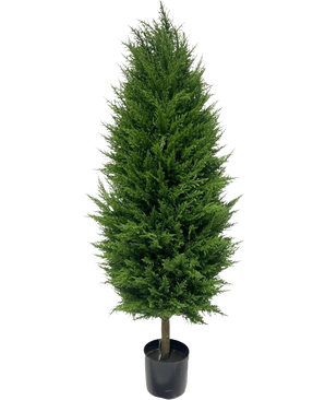 De Kunstplant Conifeer deluxe UV 120 cm heeft dicht, heldergroen blad en staat rechtop in een zwarte plastic bak, perfect voor elke kunstplantentuin. Inclusief UV-bescherming voor blijvende schoonheid tegen een effen witte achtergrond.