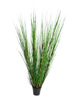 Konstgräsplantan Lök 150 cm brandskyddsmedel har långa, tunna, upprättstående gröna gräsliknande blad och långa stjälkar, mot en vanlig vit bakgrund.