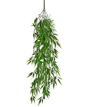 Den konstgjorda hängande växten Bamboo UV 80 cm har långa, smala gröna blad som hänger graciöst ner från stjälken, mot en vanlig vit bakgrund.