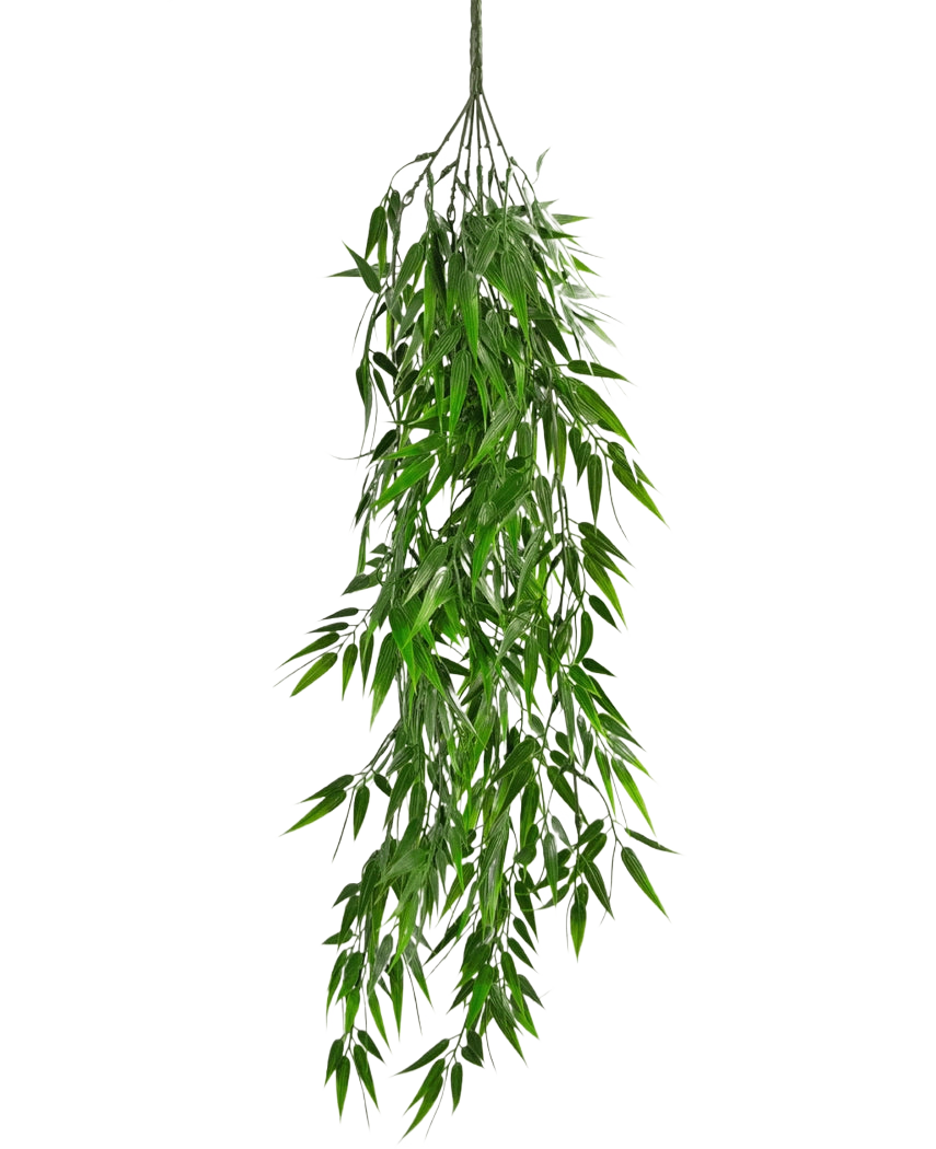 Den konstgjorda hängande växten Bamboo UV 80 cm har långa, smala gröna blad som hänger graciöst ner från stjälken, mot en vanlig vit bakgrund.