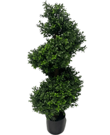 Artificiell buxbom Spiral Roman Style UV 90cm är en spiralformad konstgjord topiary växt med täta gröna blad i en svart kruka, mot en vanlig vit bakgrund.