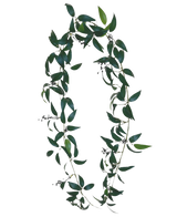 Artificiell Smilax Garland 180cm är en krans i form av bokstaven O, gjord av långa gröna lummiga grenar med små klasar av mörka bär mot en vanlig vit bakgrund.