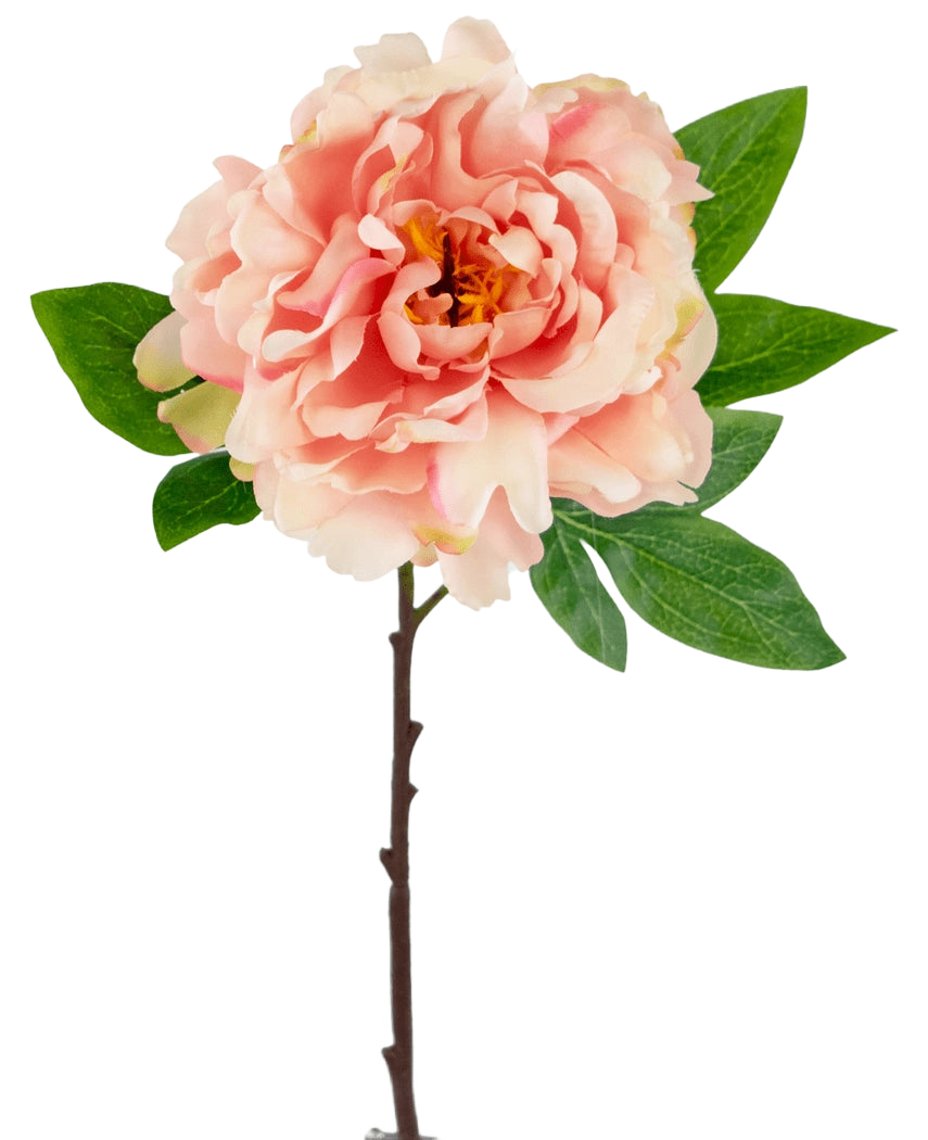 Den konstgjorda blompionen 61 cm mjuk rosa är en rosa konstgjord pion med skiktade kronblad och ett gult hjärta på en stjälk med gröna blad, mot en vit bakgrund.