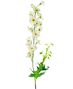 Den konstgjorda blomman Delphinium 79 cm vit har en enda stjälk av vita delphiniumblommor med gröna blad och knoppar, isolerade på en vit bakgrund.