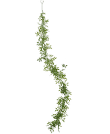 De Kunst slingerplant Bamboe 182 cm is een lange groene bladerenslinger met kleine takjes en blaadjes, verticaal hangend aan een metalen ring tegen een effen witte achtergrond.