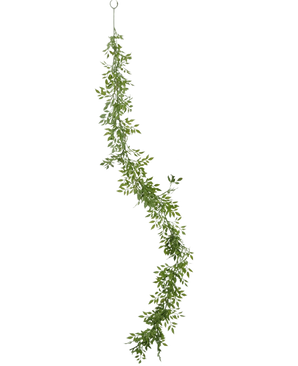 De Kunst slingerplant Bamboe 182 cm is een lange groene bladerenslinger met kleine takjes en blaadjes, verticaal hangend aan een metalen ring tegen een effen witte achtergrond.