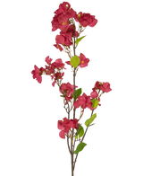 De Kunstbloem Bougainvillea 120 cm bordeaux heeft een enkele steel met meerdere diep bordeaux kunstbloemen en groene bladeren op slanke bruine takken, tegen een effen witte achtergrond.