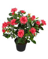 De Kunstplant mini roos UV 35 cm heeft een zwarte pot gevuld met een weelderige kunstrozenplant met meerdere bloeiende roze rozen en groene bladeren tegen een witte achtergrond.