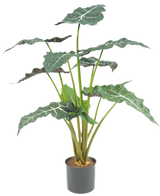 Den konstgjorda växten Alocasia UV 67 cm är en konstgjord krukväxt med stora, mörkgröna, pilformade blad och slående vita ådror, avbildad mot en vanlig vit bakgrund.