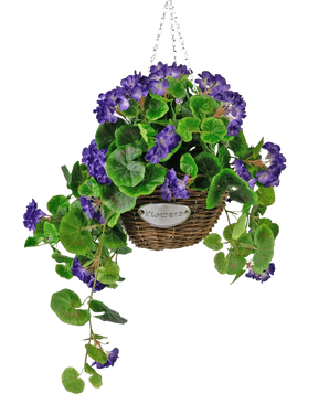 Artificiell Begonia lila i korg UV 70cm är en hängande flätad korg med gröna blad och livfulla lila blommor, upphängd i en silverkedja och försedd med en liten metalletikett med texten "Blommor.